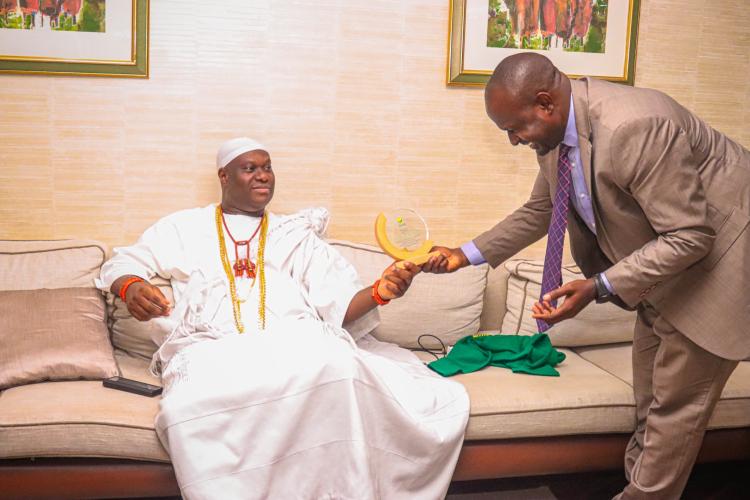 The Secretary General AAYC presenting AAYC regalia to His Imperial Majesty Dr. Oba Adeyeye Ogunwusi