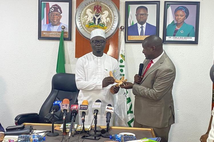 The state minister for Youth receiving an award from the Secretary General AAYC